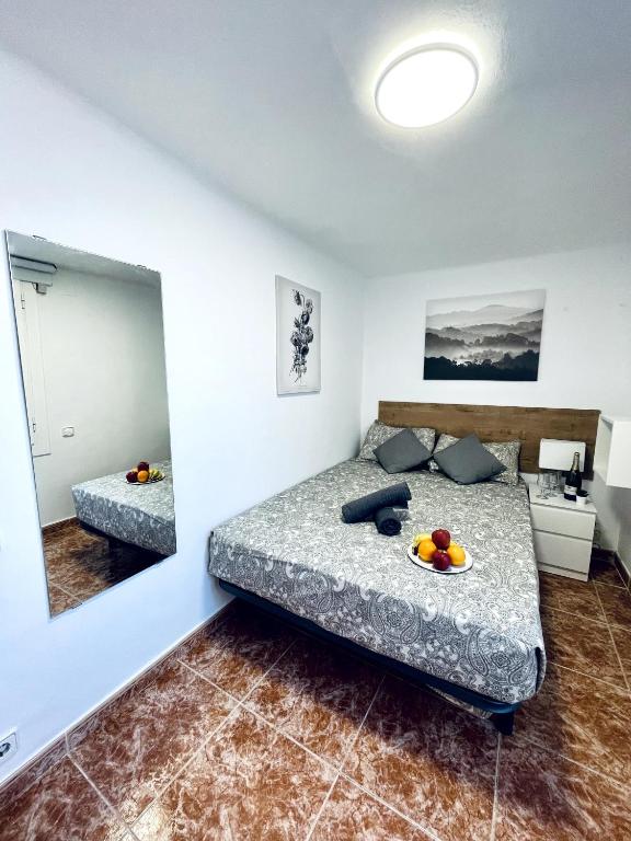 een slaapkamer met een bed met fruit erop bij Cardenales in Barcelona