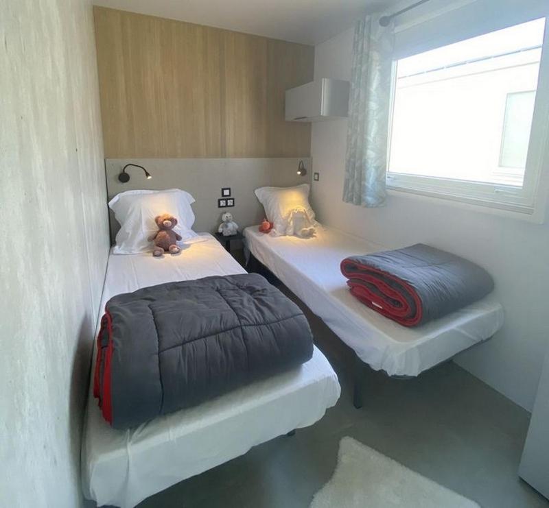 - une chambre avec 2 lits avec un ours en peluche dans l&#39;établissement Camping de Keranterec, à La Forêt-Fouesnant