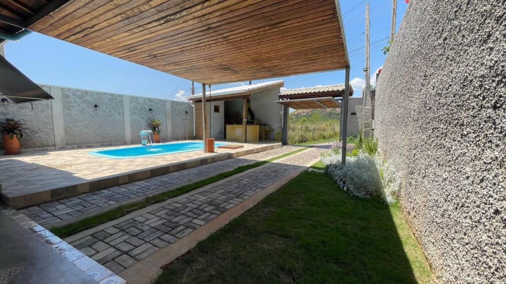 einen Hinterhof mit einem Pool und einem Haus in der Unterkunft Estalagem Nogueira in Cunha