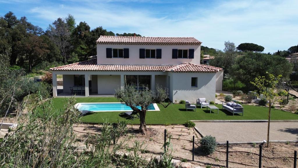 une villa avec piscine et une maison dans l'établissement Clemaflo, au Plan-de-la-Tour