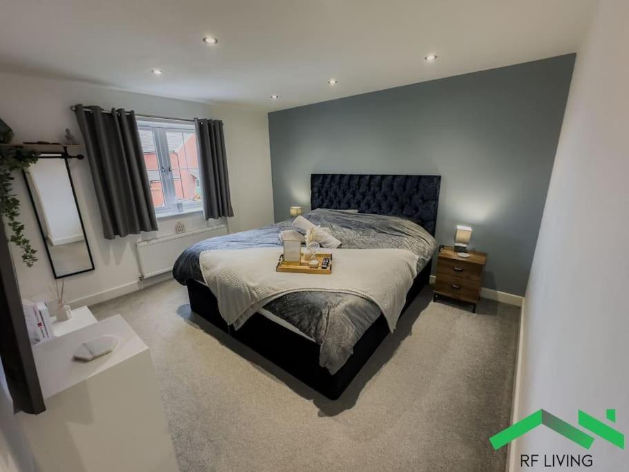 Ένα ή περισσότερα κρεβάτια σε δωμάτιο στο Double Bed - En-Suite - Fast WiFi - Ample Parking