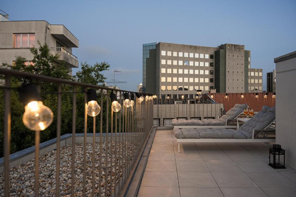 d'un balcon avec des chaises et des lumières sur un bâtiment. dans l'établissement GuestReady - Top floor lodge with a stunning view, à Porto