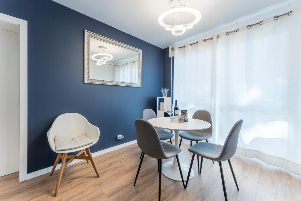 a dining room with blue walls and a table and chairs at GuestReady - Shades of Blue with Balcony in Porto
