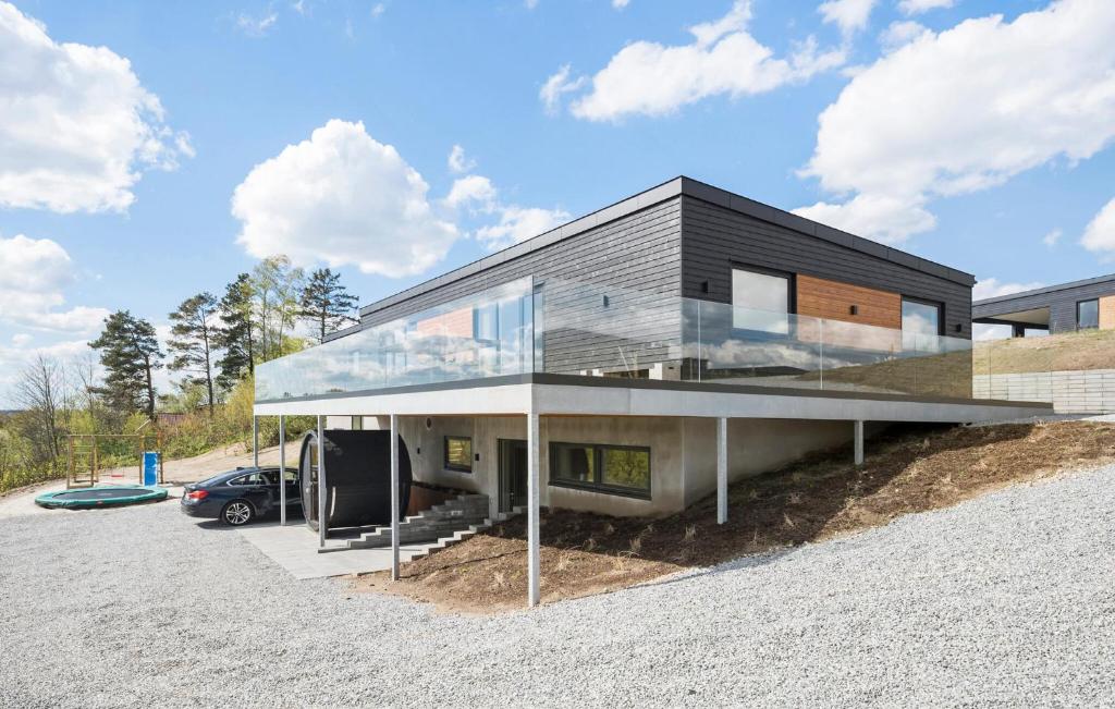une maison en verre sur le côté d'une colline dans l'établissement Stunning Home In Lgstrup With Kitchen, à Løgstrup