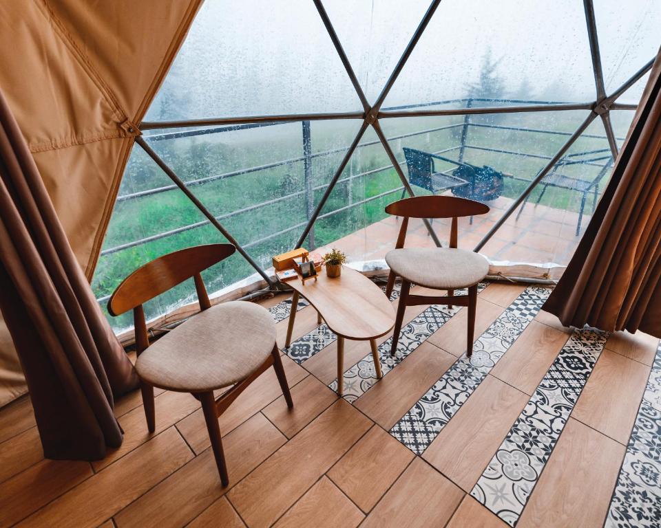 Posezení v ubytování Green Noise Glamping