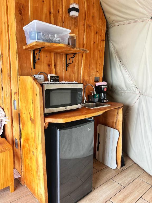 Kuchyň nebo kuchyňský kout v ubytování Green Noise Glamping
