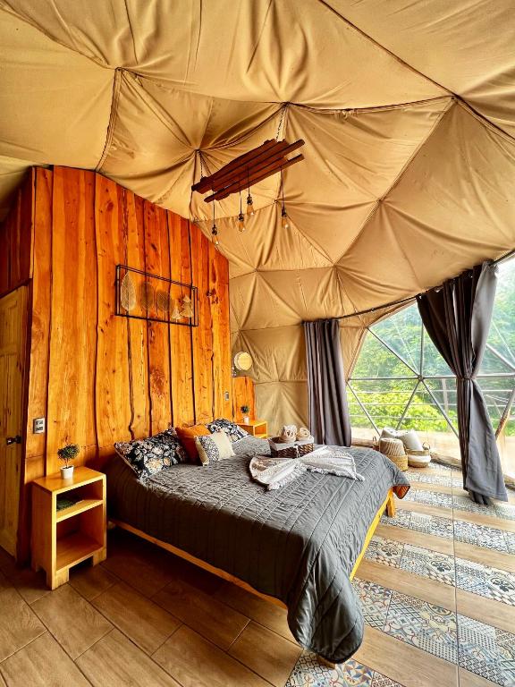 Postel nebo postele na pokoji v ubytování Green Noise Glamping