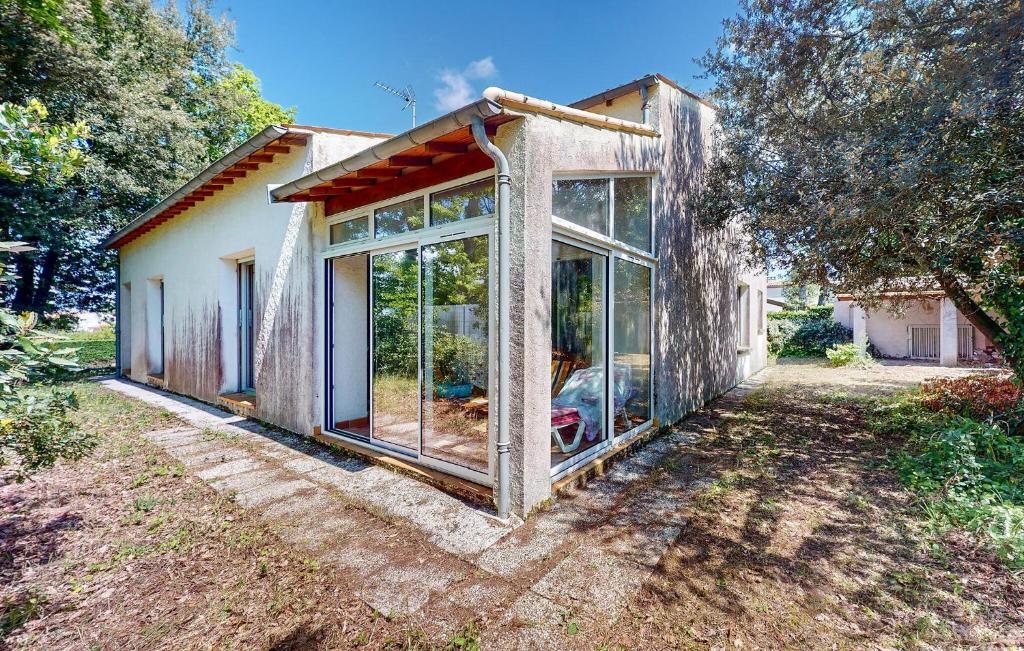 une maison construite avec de grandes fenêtres en verre dans l'établissement 3 Bedroom Gorgeous Home In Royan, à Royan