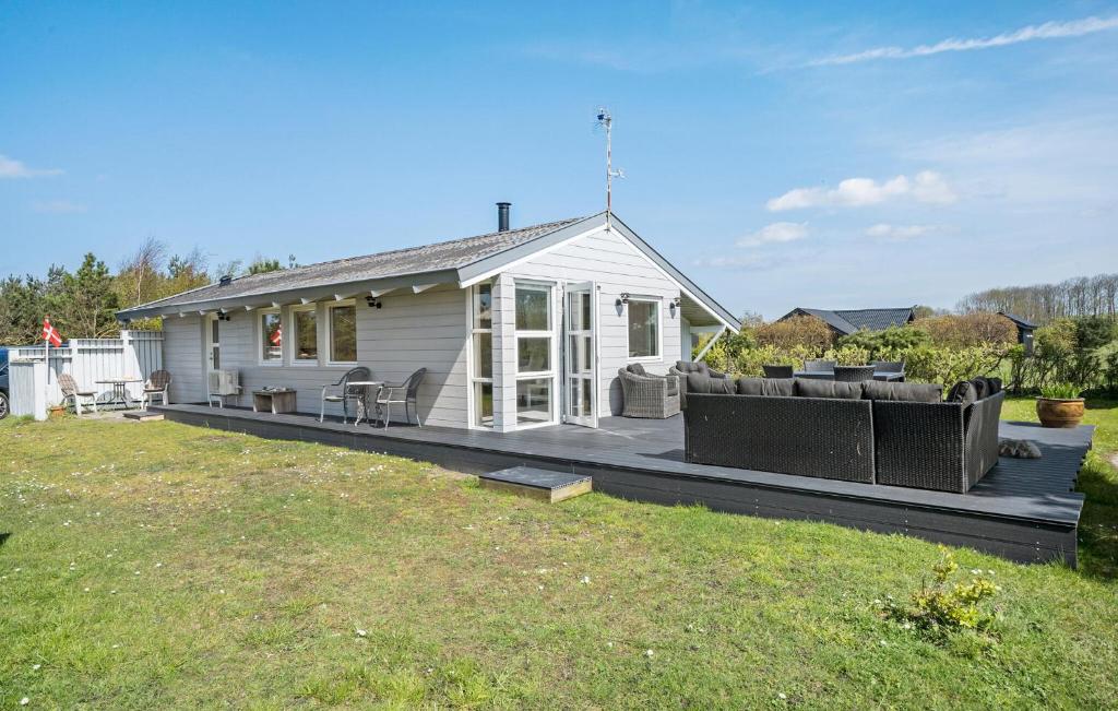 ein weißes Haus mit einer Veranda und einem Hof in der Unterkunft Beautiful Home In Martofte With Wifi in Martofte