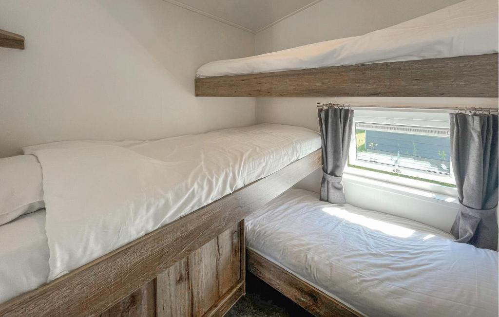 Łóżko lub łóżka w pokoju w obiekcie Pet Friendly Home In Lauwersoog