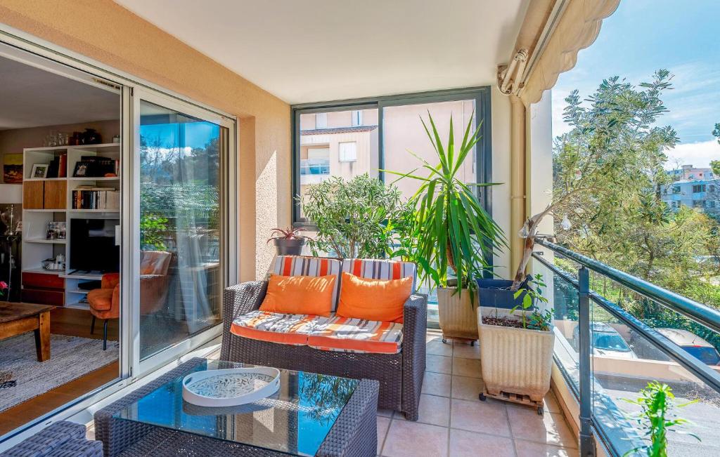 un balcon avec un canapé et une table dans l'établissement Beautiful Apartment In Marseille, à Marseille