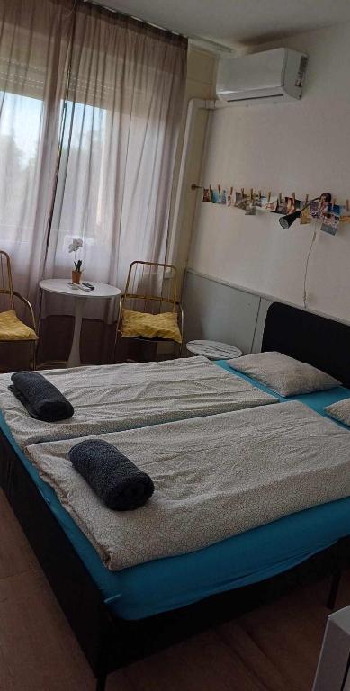 Posteľ alebo postele v izbe v ubytovaní ARANYHÍD APARTMAN