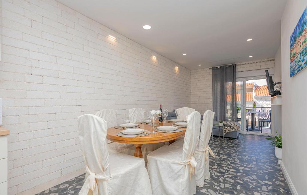 Televízia a/alebo spoločenská miestnosť v ubytovaní Apartment Makarska Zagrebacka