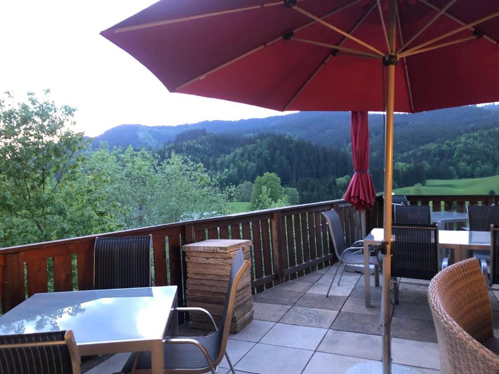 Nespecifikovaný výhled na hory nebo výhled na hory při pohledu z hotelu