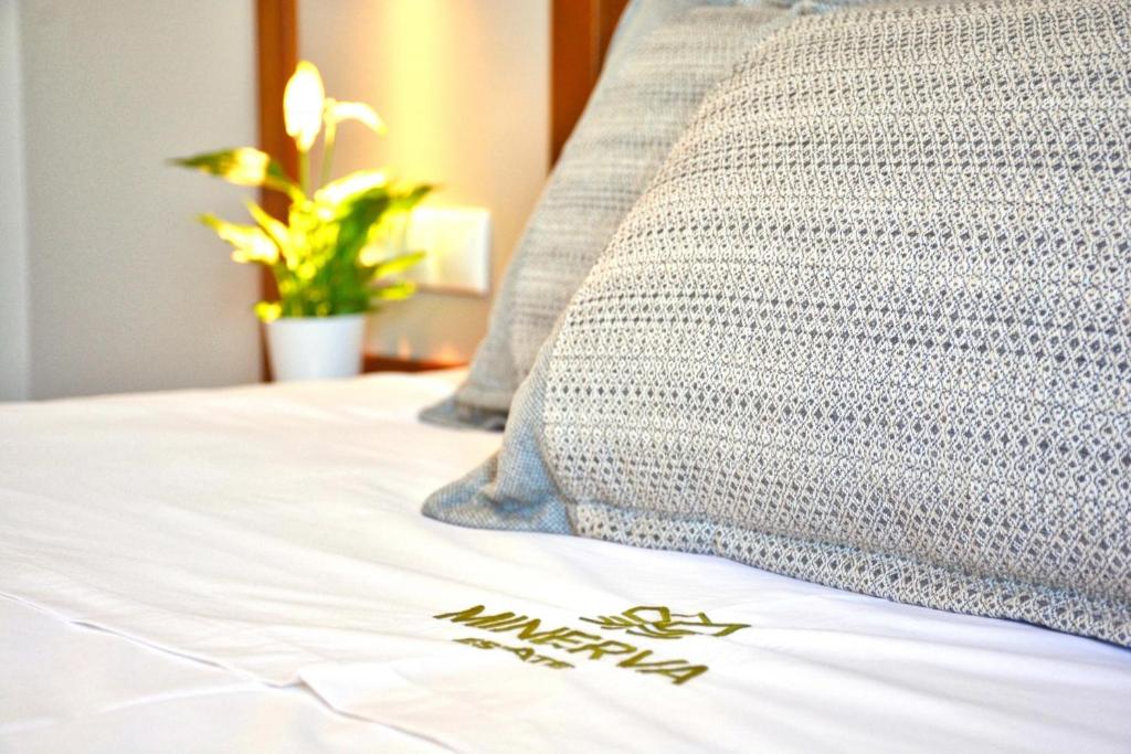 una almohada sobre una cama al lado en Minerva Estate Corfu, en Alepochórion