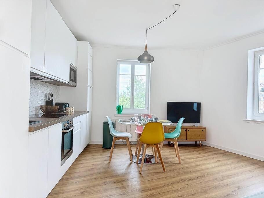 - une cuisine avec une table et quatre chaises dans une pièce dans l'établissement Le Quai West YourHostHelper, à Deauville