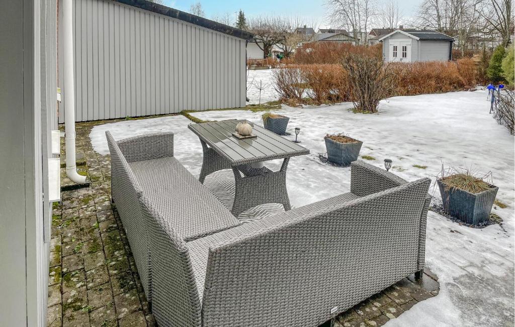 d'une terrasse avec 2 chaises en osier et une table. dans l'établissement Beautiful Home In rebro With Kitchen, à Örebro