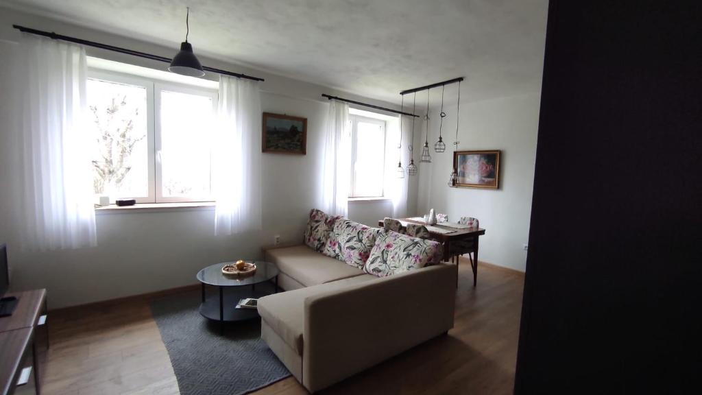 sala de estar con sofá y mesa en Chata na samote en Jelenec