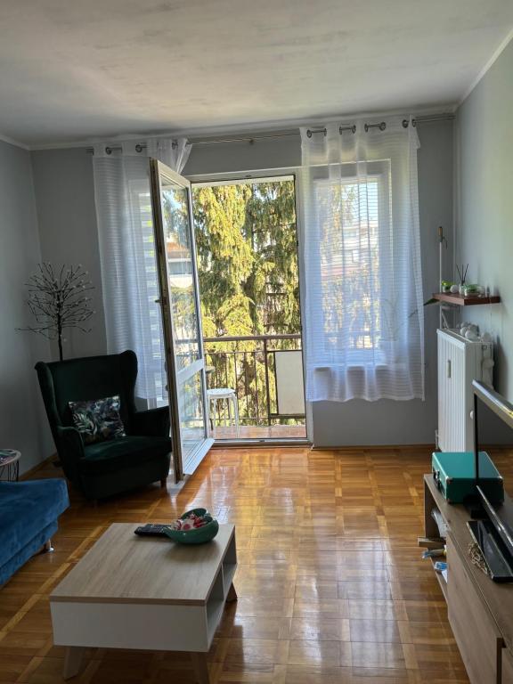Televízia a/alebo spoločenská miestnosť v ubytovaní Apartament 18