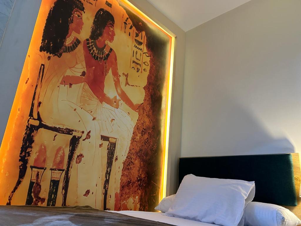 Un pat sau paturi într-o cameră la Matto Pyramids Inn