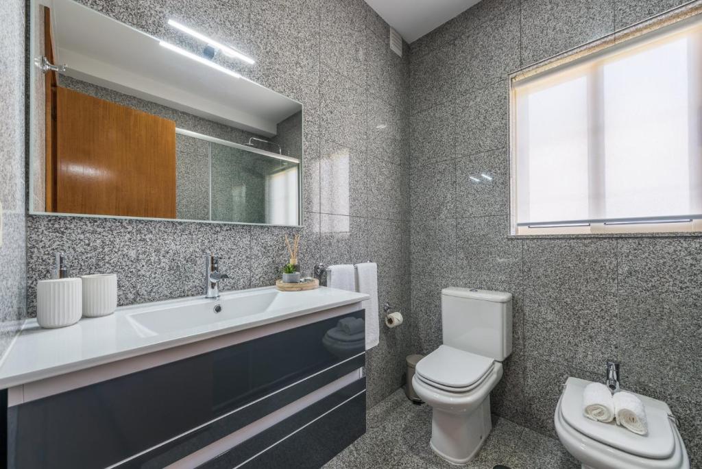 Koupelna v ubytování GuestReady - Parrot in the Lilies (Free Parking)