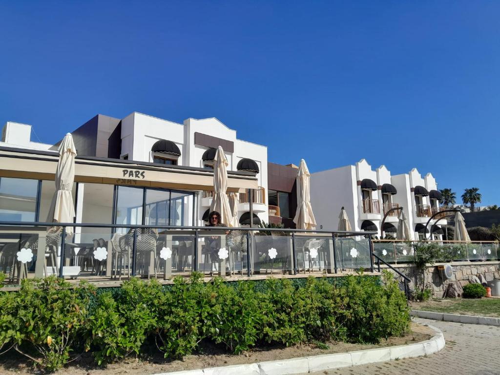 a building with umbrellas in front of it at Small Beach Hotel in Turgutreis