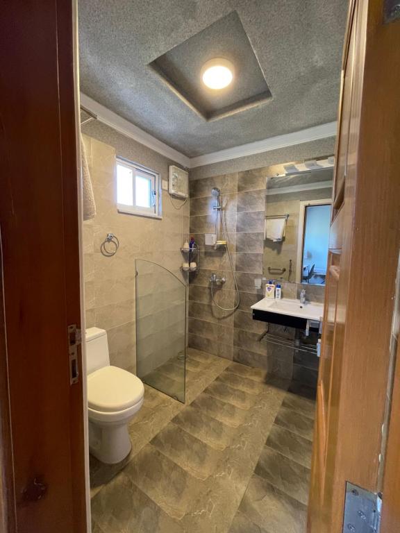 une salle de bain avec toilettes, douche et lavabo dans l'établissement Swiss Cottage Bhurban, à Bhurban