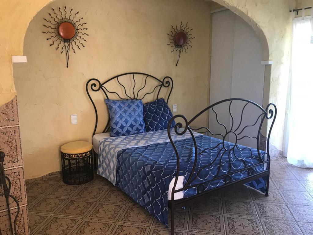 1 dormitorio con 1 cama con edredón azul en Sud Vacances, en Montels