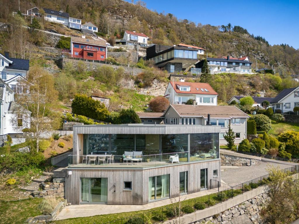 ein Haus auf einem Hügel mit Häusern in der Unterkunft Amazing View - 5 bedrooms - new house - modern and exclusive in Bergen