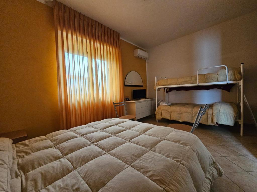 1 dormitorio con 1 cama y 1 litera en Bed & Breakfast Primavera, en Canosa Sannita
