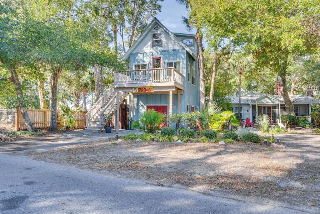 Casa azul con balcón y árboles en The Bird House Lush Bungalow, Steps from Ocean!, en Folly Beach