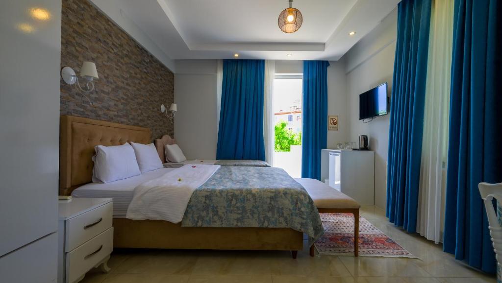 The Cotton House Hotel - Deluxe Triple Room