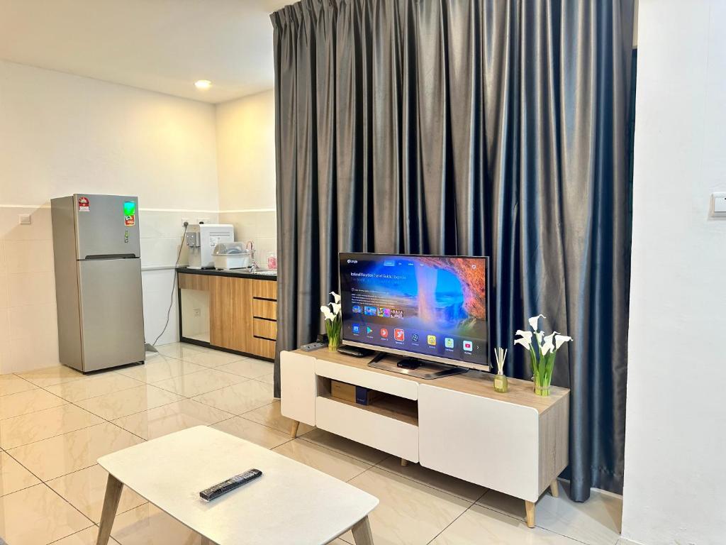 een woonkamer met een televisie op een tafel bij ITCC Manhattan Suites by AURORA in Penampang
