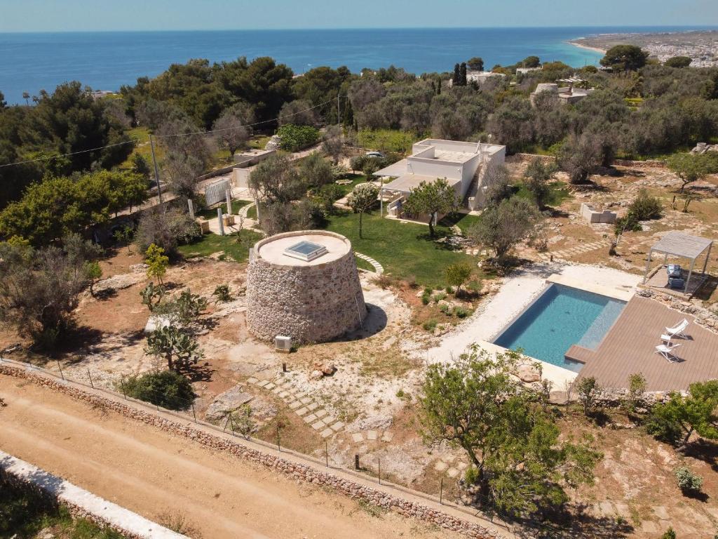einen Luftblick auf eine Villa mit einem Pool in der Unterkunft Villa Platino in Torre Vado
