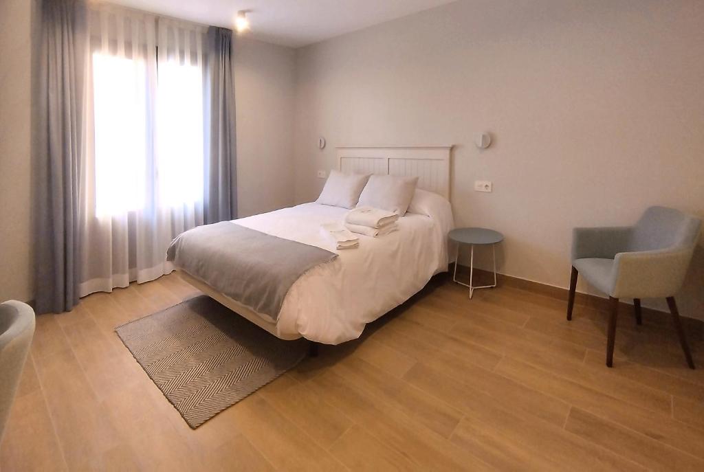 Postel nebo postele na pokoji v ubytování Hotel Vinoteca Alquezar - Adults Only -