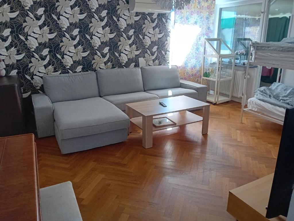 Naza cool villa! في مالمو: غرفة معيشة مع أريكة وطاولة قهوة