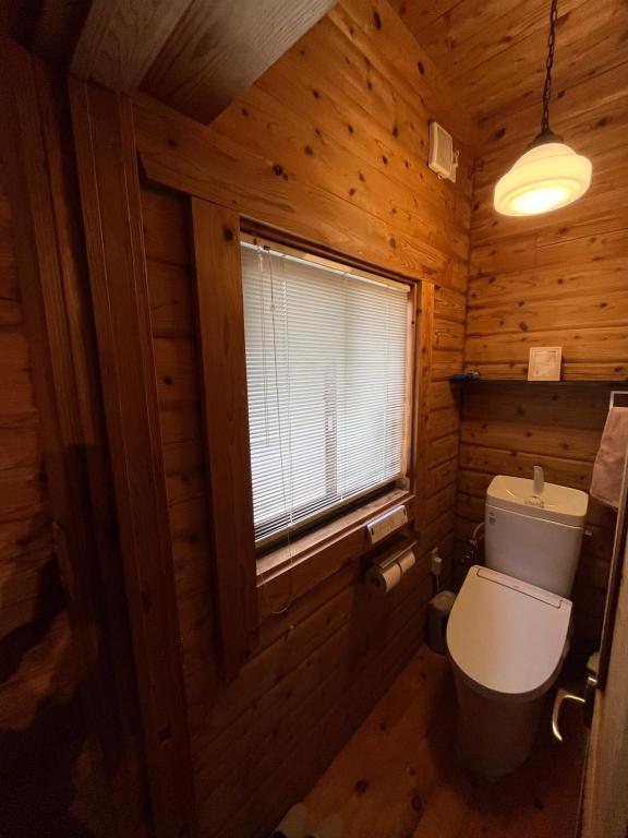 南小国町にある黒川別荘 今宵の月のようにの木造キャビン内のバスルーム(トイレ付)