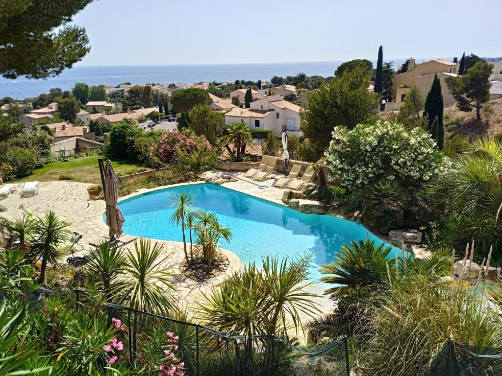 Photo de la galerie de l'établissement Studio dans grande maison provençale vue mer, à Sausset-les-Pins