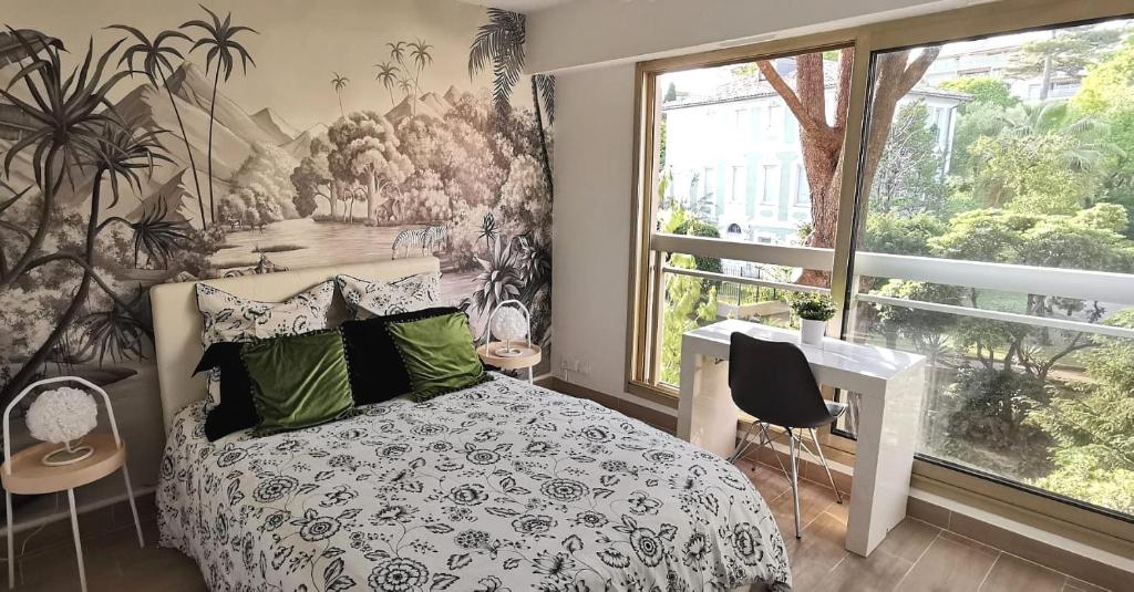 une chambre avec un lit et une grande fenêtre dans l'établissement 2 pièces au calme avec terrasse et climatisation, à Nice