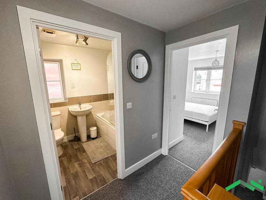 Ένα μπάνιο στο Stylish 2bed - Contractors Welcome - Free Parking