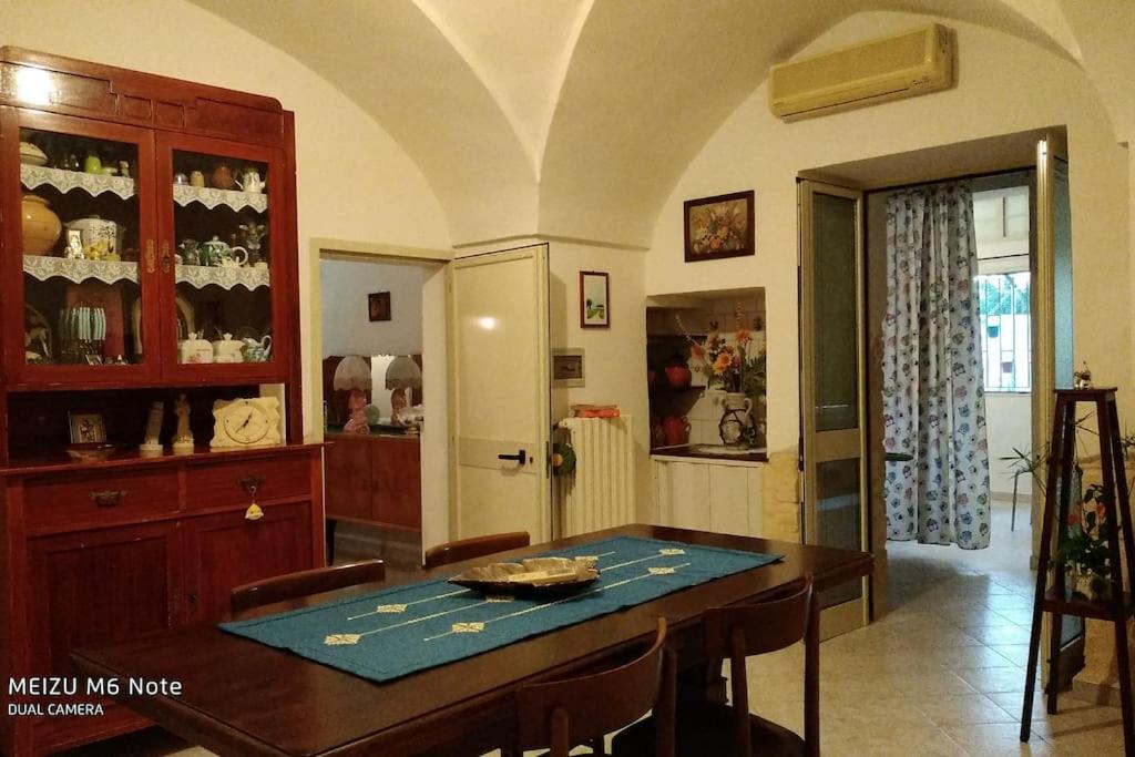 uma cozinha com mesa e cadeiras e uma sala de jantar em Casa Vittoria em Vignacastrisi