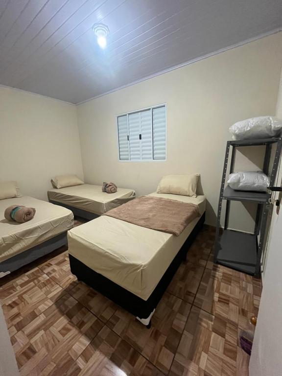 2 Betten in einem Zimmer mit 2 Etagenbetten in der Unterkunft Casa do Monte in Guarulhos