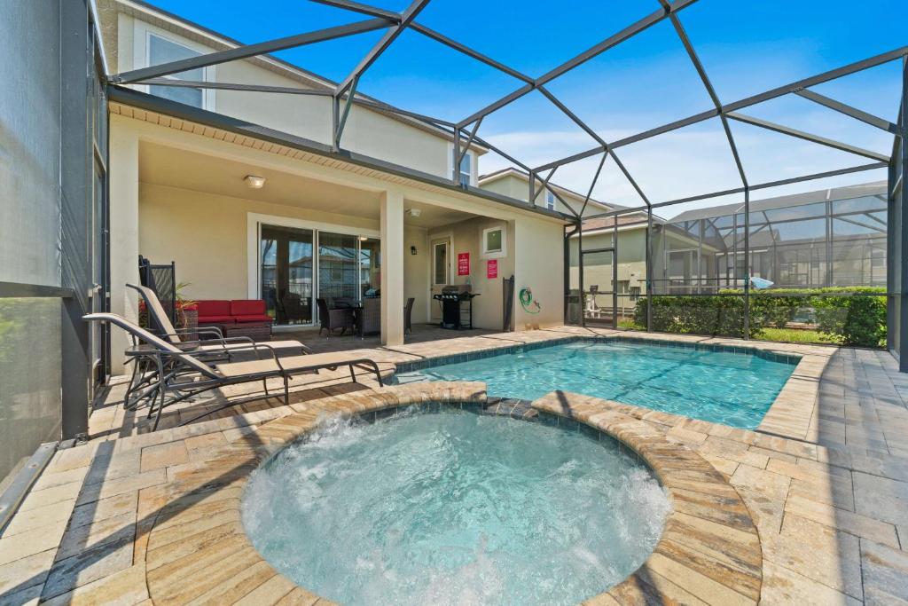 una piscina en medio de una casa en Pool Villa wFREE Resort Access Great Reviews en Kissimmee
