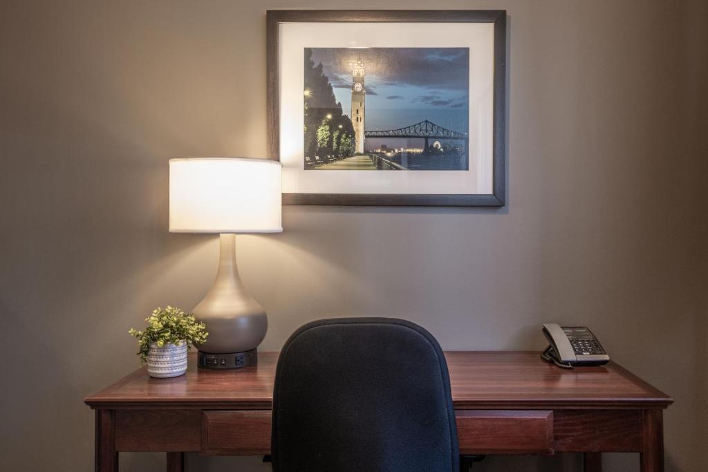 
Studio with One Queen Bed
