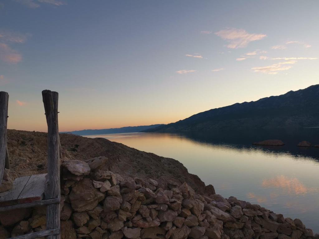 a view of a body of water at sunset at Kuća za odmor Timón in Barbat na Rabu
