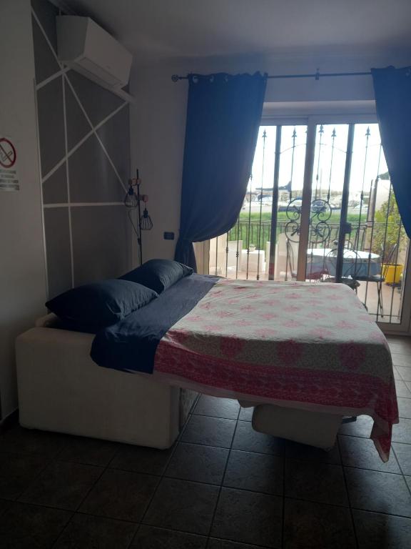 A bed or beds in a room at A Santy's House 1piano-no lift-shuttle a pagamento-raggiungibile a piedi aeroporto-fermata bus fiera di roma a 3 minuti-air condiz ed extra bed FOR A FEE A PAGAMENTO