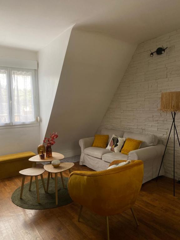 a living room with a couch and a table at Le duplex cosy au cœur du centre-ville d'Evreux in Évreux