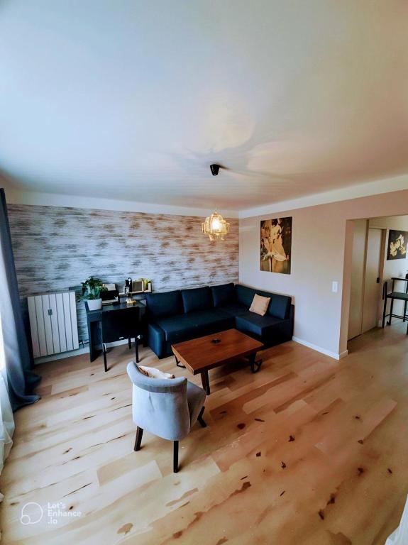 un salon avec un canapé et une table dans l'établissement Appt proche plage Juan les pins, à Antibes