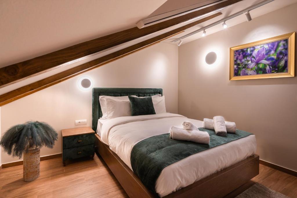 Postel nebo postele na pokoji v ubytování FLOARA DI MUNTE Forest Luxury Suites