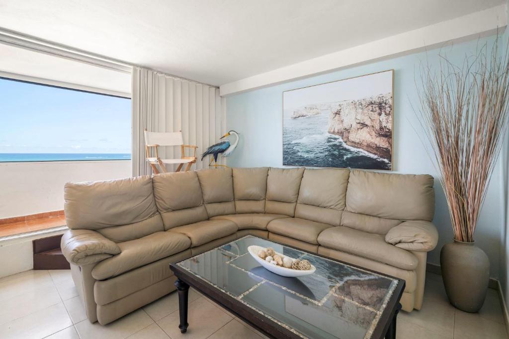 sala de estar con sofá y mesa en Oceanfront Paradise - Spacious and Family Friendly en San Juan